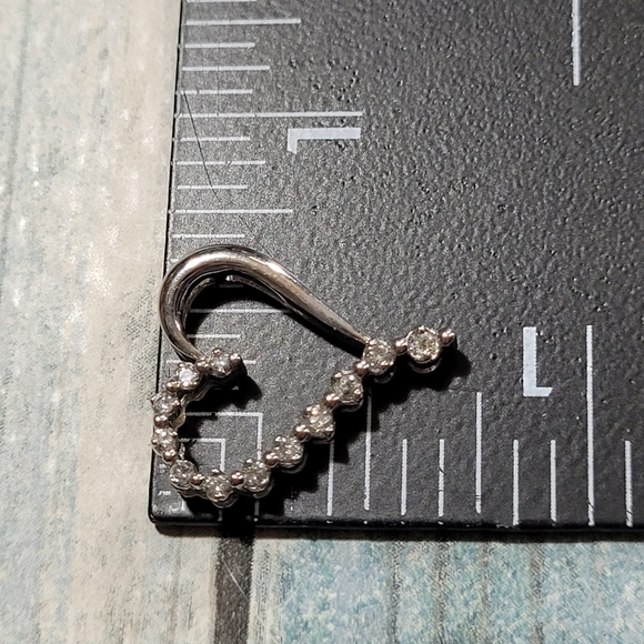 10K White Gold Open Heart Pendant. - Picture 7 of 9